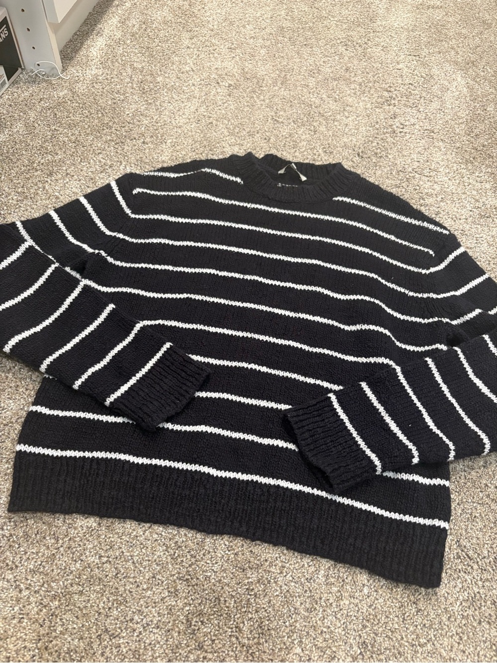 VINCE textured striped black & white crew neck sweater large - Picture 6 of 6